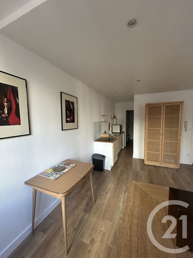 Appartement F1 à louer - 1 pièce - 25.0 m2 - TOULON - 83 - PROVENCE-ALPES-COTE-D-AZUR - Century 21 Ouest Immo