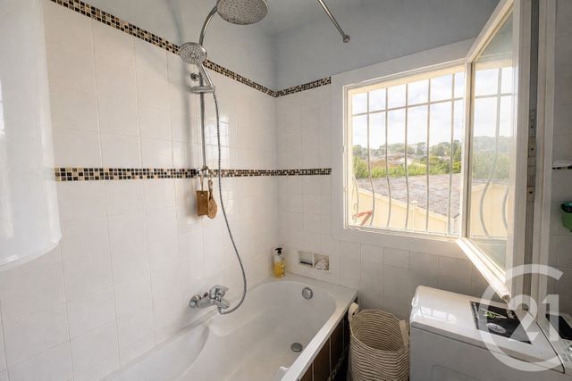 Appartement F3 à vendre - 3 pièces - 57.0 m2 - SANARY SUR MER - 83 - PROVENCE-ALPES-COTE-D-AZUR - Century 21 Ouest Immo
